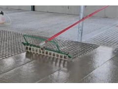 沉浸式看水泥路面施工！压纹机滚过，平整地面秒变防滑纹理。